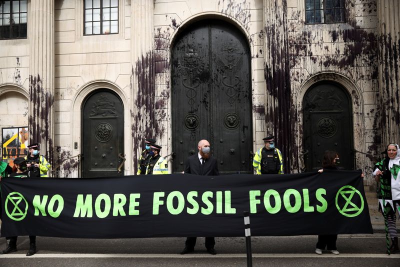 &copy; Reuters. Foto del jueves de activistas de Extinction Rebellion protestando fuera de la sede del Banco de Inglaterra en Londres