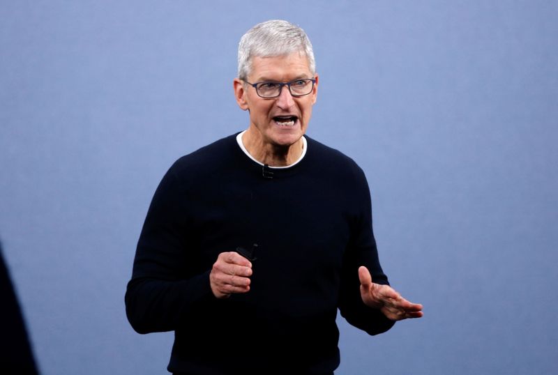 &copy; Reuters. FILE PHOTO: CEO Tim Cook speaks at an Apple event at their headquarters in Cupertino