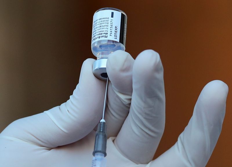 &copy; Reuters. FOTO DE ARCHIVO. Un trabajador sanitario prepara una dosis de la vacuna contra la enfermedad por coronavirus de Pfizer-BioNTech (COVID-19) durante una vacunación masiva en Guadalajara, México