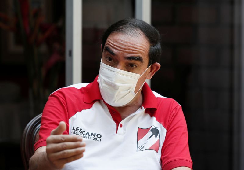 &copy; Reuters. Foto de archivo. El candidato a la presidencia de Perú, Yonhy Lescano, que lidera los sondeos para las elecciones, conversa con Reuters en Lima. Marzo 14, 2021. REUTERS/Angela Ponce