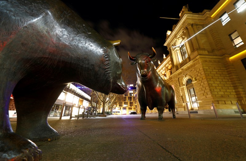 &copy; Reuters. FOTO DE ARCHIVO: Las estatuas de un toro y un oso frente a la bolsa de valores alemana en Fráncfort, Alemania, el 12 de febrero de 2019