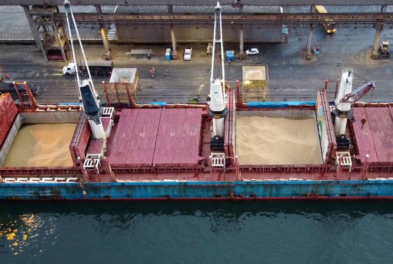 &copy; Reuters. Descarregamento de soja no Porto de Paranaguá, PR