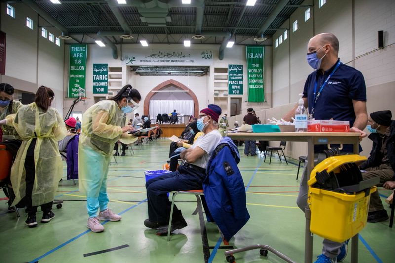 © Reuters. COVID-19 vaccinations at an Islamic centre in Toronto