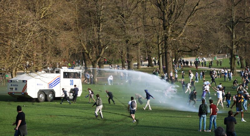 &copy; Reuters. Las fuerzas policiales belgas dispersan a los jóvenes reunidos en el parque Bois de la Cambre/Ter Kamerenbos para una fiesta que desafía las medidas y restricciones de distanciamiento social de la enfermedad del coronavirus de Bélgica (COVID-19), en Br