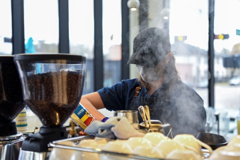 &copy; Reuters. Barista prepara café para um cliente enquanto usa máscara de proteção contra o coronavírus em Houston, no Texas