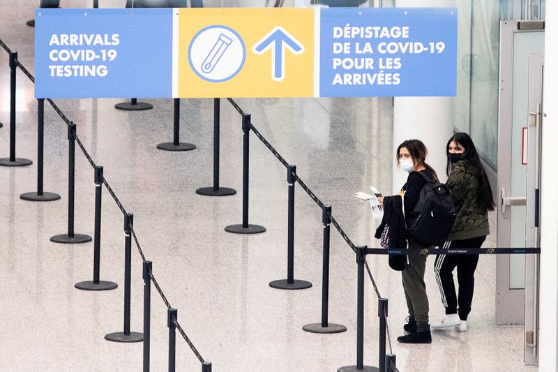 © Reuters. FILE PHOTO: Coronavirus disease (COVID-19) test become mandatory upon arrival in Toronto