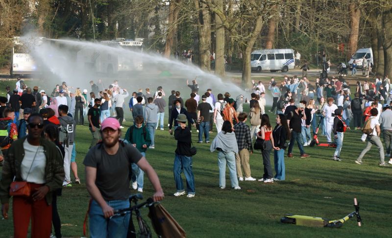 &copy; Reuters. Polícia belga dispersa multidão em festa do Dia da Mentira