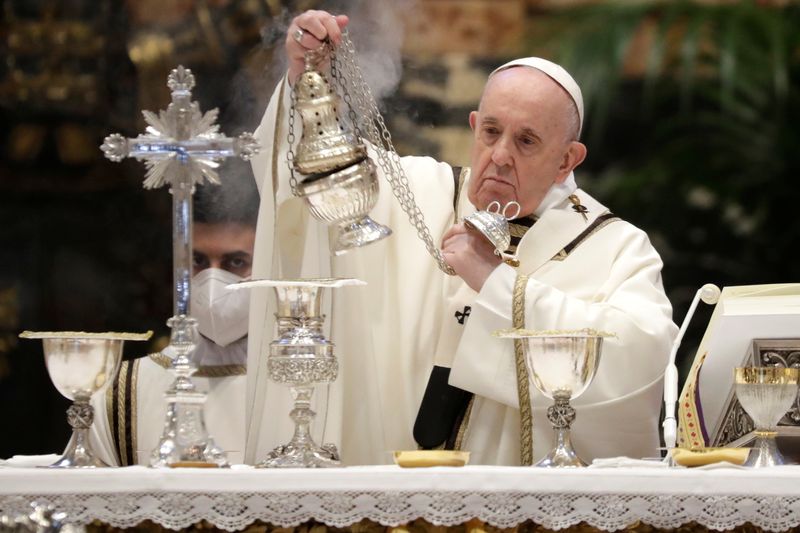 &copy; Reuters. Pope Francis holds Chrism Mass on Holy Thursday at the Vatican