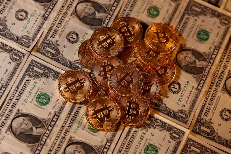 &copy; Reuters. FILE PHOTO: Representations of virtual currency Bitcoin and U.S. dollar banknotes are seen in this picture illustration