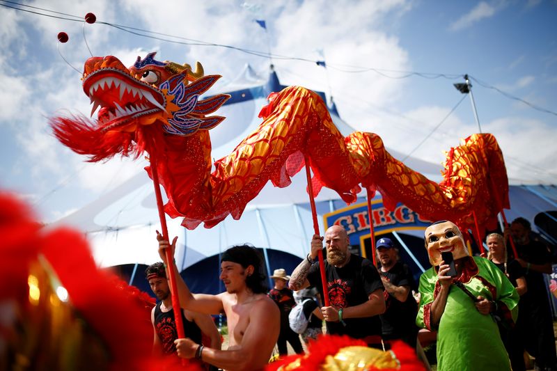 &copy; Reuters. FILE PHOTO: Performers engage with festival goers during Glastonbury Festival in Somerset