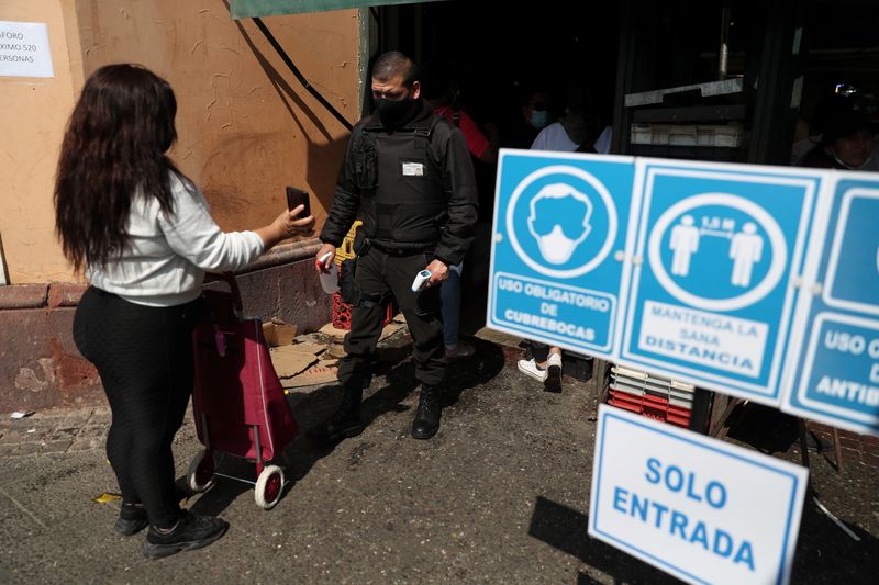 &copy; Reuters. Supervisão em entrada de mercado em Santiago
