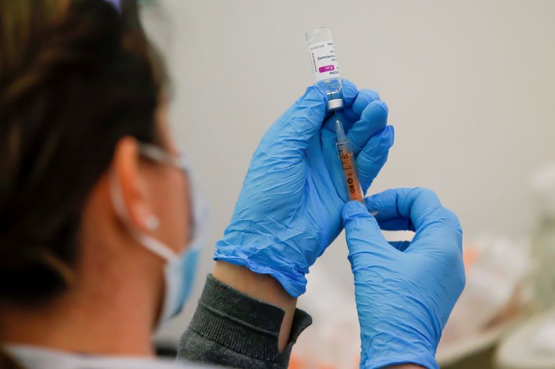 &copy; Reuters. FILE PHOTO: COVID-19 vaccination at Newmarket Racecourse