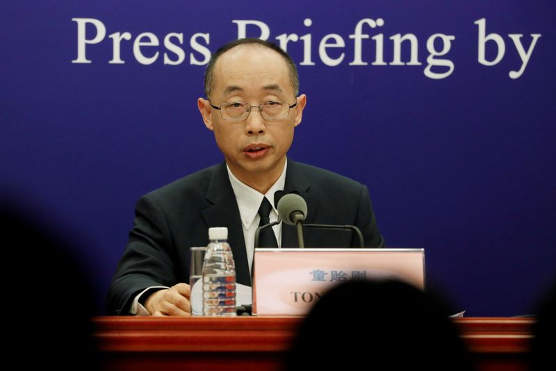 &copy; Reuters. FILE PHOTO: Tong Yigang at a news conference on the WHO-China joint study, in Beijing