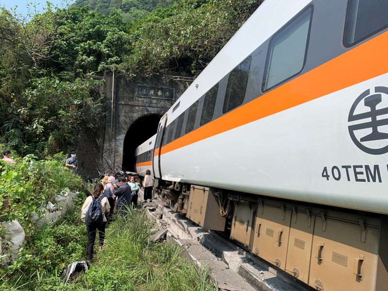 © Reuters. 36 قتيلا على الأقل بعد خروج قطار عن القضبان في تايوان