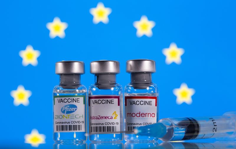 &copy; Reuters. Ilustración de viales con etiquetas de vacunas anti-COVID-19 de Pfizer-BioNTech, AstraZeneca y Moderna ante una bandera de la Unión Europea (UE)