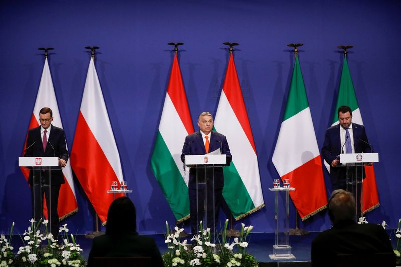 &copy; Reuters. El primer ministro de Hungría, Viktor Orban, el primer ministro de Polonia, Mateusz Morawiecki, y el líder del partido de la Liga italiana, Matteo Salvini, ofrecen una declaración tras su reunión en Budapest