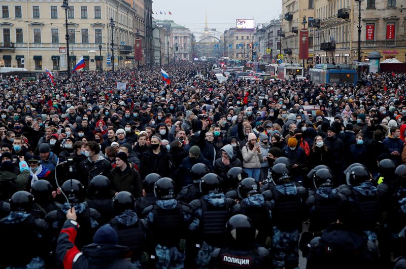 &copy; Reuters. FILE PHOTO: Navalny supporters protest his arrest in Saint Petersburg