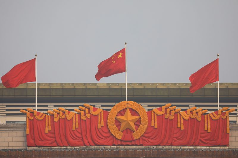 &copy; Reuters. Foto de archivo ilustrativa de banderas chinas ondeando en el Museo Nacional en Pekín