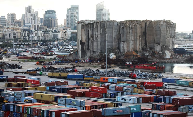 &copy; Reuters. FOTO DE ARCHIVO: Imagen del estado en que quedó el almacén del puerto de Beirut tras la explosión del 4 de agosto de 2020