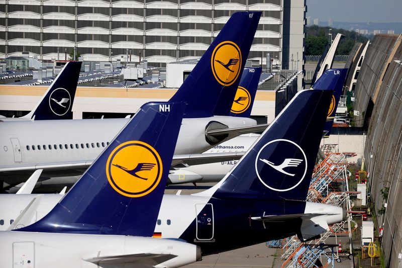 &copy; Reuters. FILE PHOTO: Lufthansa planes are seen parked on the tarmac of Frankfurt Airport, Germany