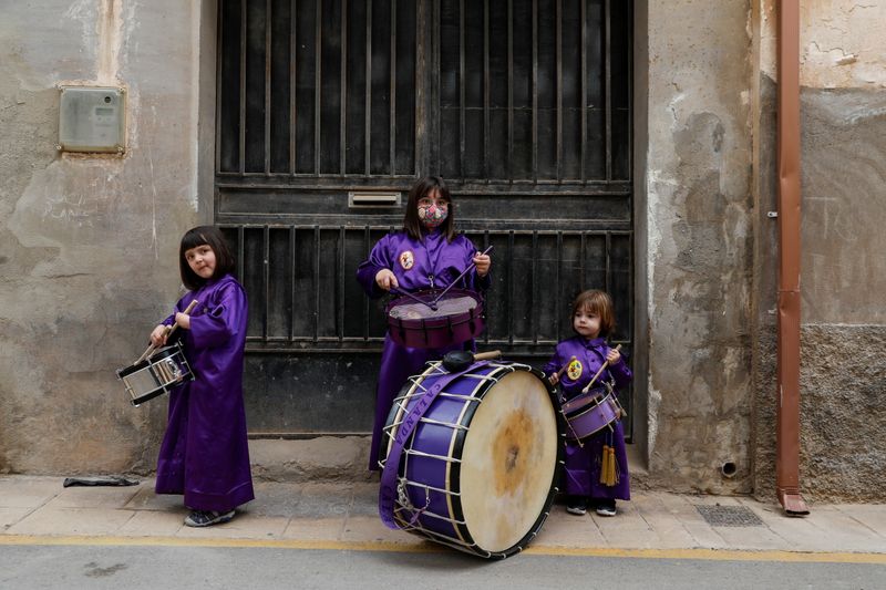 &copy; Reuters. Residents perform traditional Good Friday drum concert amid COVID-19 restrictions in Calanda