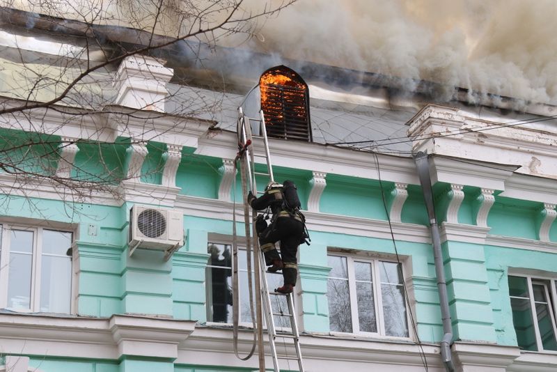 &copy; Reuters. Firefighters work to extinguish a fire at a hospital in Blagoveshchensk