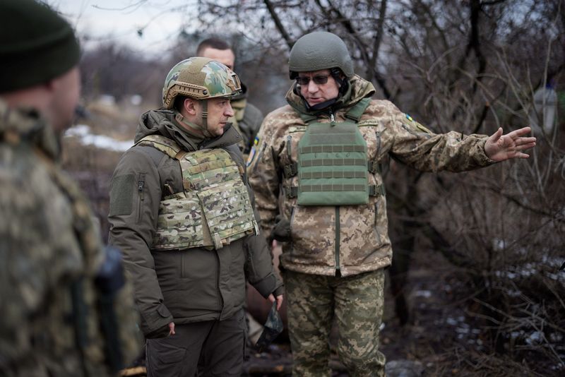 &copy; Reuters. Ukraine&apos;s President Zelenskiy talks to servicemen during his working trip in Donetsk Region