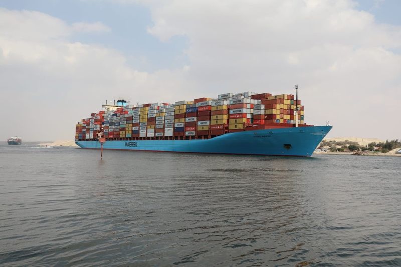 &copy; Reuters. A container ship sails at the Suez Canal, in Ismailia