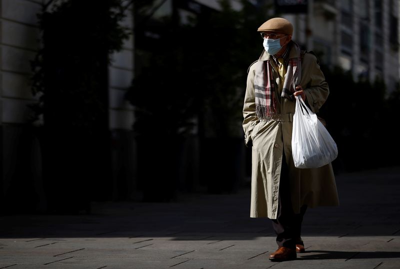 &copy; Reuters. CORONAVIRUS/FRANCE: 46.677 NOUVEAUX CAS, PLUS DE 5.200 PATIENTS EN RÉANIMATION