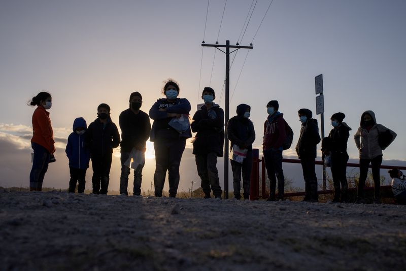 &copy; Reuters. FILE PHOTO: Migrants from Central America await transport after crossing into the U.S. from Mexico on a raft in Penitas, Texas