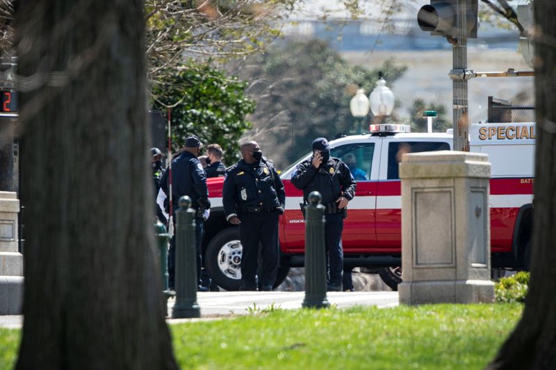 &copy; Reuters. U.S. Capitol Police investigate following a security threat at the U.S. Capitol in Washington