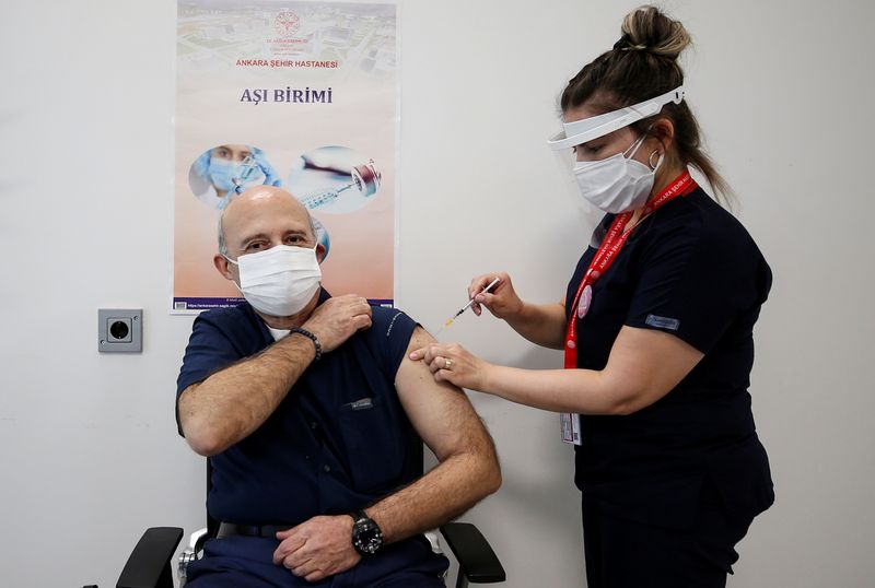 &copy; Reuters. Ihsan Yavuz receives a shot of the Pfizer-BioNTech coronavirus disease (COVID-19) vaccine at Ankara City Hospital in Ankara