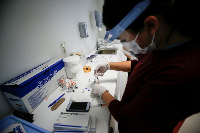 &copy; Reuters. A nurse prepares a dose of the Pfizer-BioNTech coronavirus disease (COVID-19) vaccine at Ankara City Hospital in Ankara