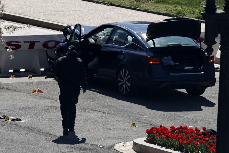 © Reuters. مقتل شرطي أمريكي في هجوم بسيارة عند مبنى الكابيتول