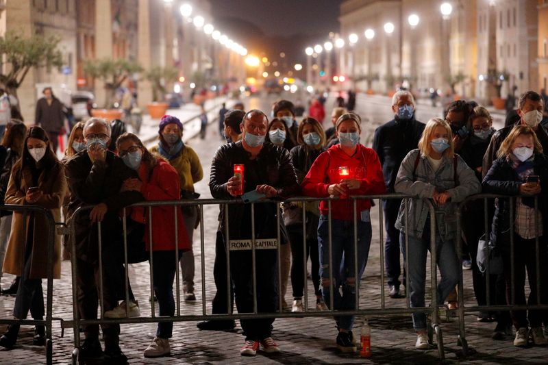 &copy; Reuters. Pope Francis leads the Via Crucis (Way of the Cross) procession during Good Friday celebrations at the Vatican