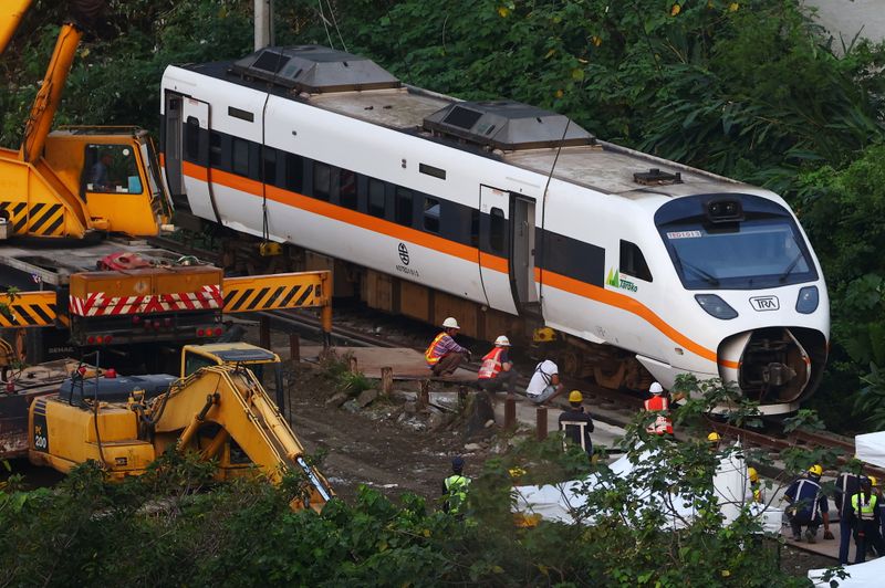 © Reuters. Rescuers work at the site a day after a deadly train derailment at a tunnel north of Hualien, Taiwan