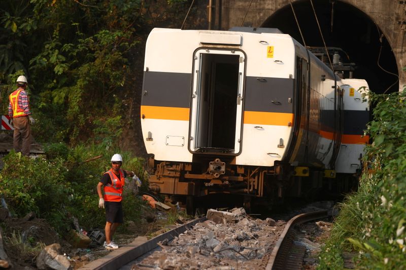 © Reuters. Rescuers work at the site a day after a deadly train derailment at a tunnel north of Hualien