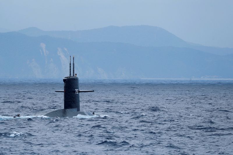 &copy; Reuters. FILE PHOTO: The Hai Lung SS-793 diesel-electric submarine emerges from underwater during a during a drill near Yilan naval base