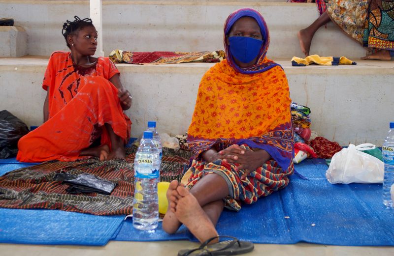 &copy; Reuters. FILE PHOTO: Displaced women sit on mats, at a displacement centre in Pemba