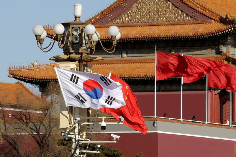 &copy; Reuters. FOTO DE ARCHIVO: Las banderas de Corea del Sur y China ondean junto a la Puerta de Tiananmen durante la visita del presidente surcoreano Moon Jae-In a Pekín, China.