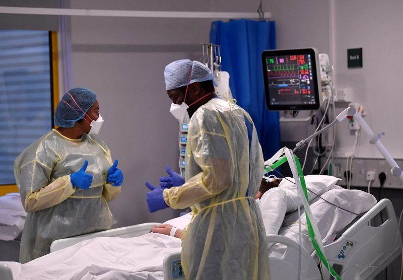 &copy; Reuters. Medical staff treat seriously ill COVID-19 patients at Milton Keynes University Hospital, amid the spread of the coronavirus disease (COVID-19) pandemic, Milton Keynes