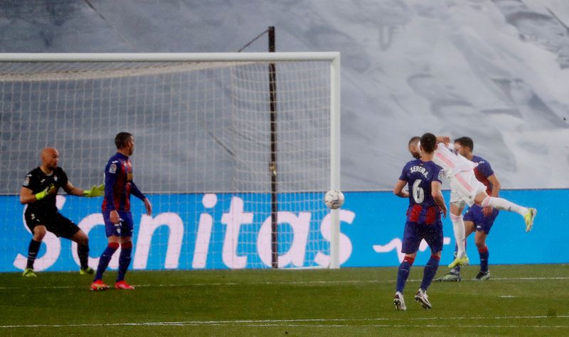 &copy; Reuters. أسينسيو وبنزيمة يمنحا ريال مدريد الفوز على إيبار