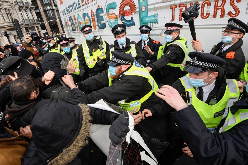 &copy; Reuters. Manifestantes y policías forcejean durante una protesta en Londres, Gran Bretaña.