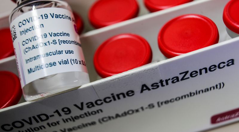 &copy; Reuters. FILE PHOTO: Vial with the AstraZeneca&apos;s coronavirus disease (COVID-19) vaccine is pictured in Berlin