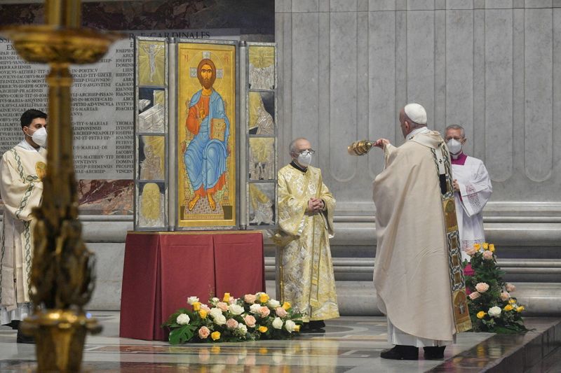 &copy; Reuters. Pope Francis celebrates the Eucharist during Easter Sunday Mass at St. Peter&apos;s Basilica at the Vatican