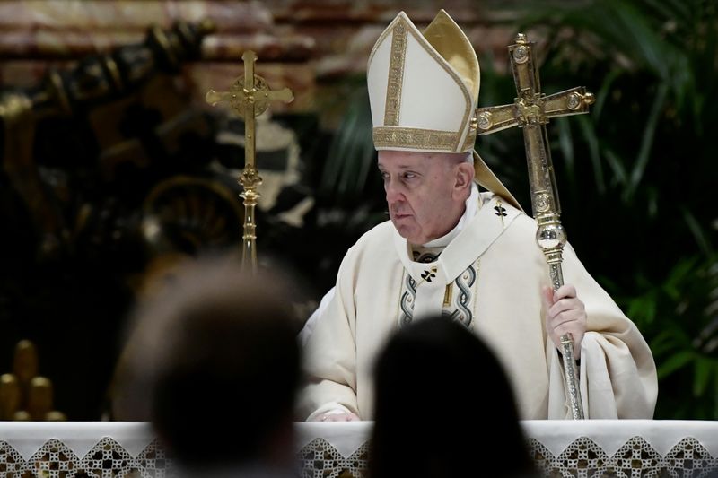 &copy; Reuters. Pope Francis leads Easter Mass at the Vatican