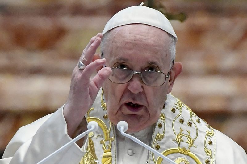 &copy; Reuters. البابا يندد في عظة عيد القيامة بالإنفاق على السلاح في زمن الجائحة