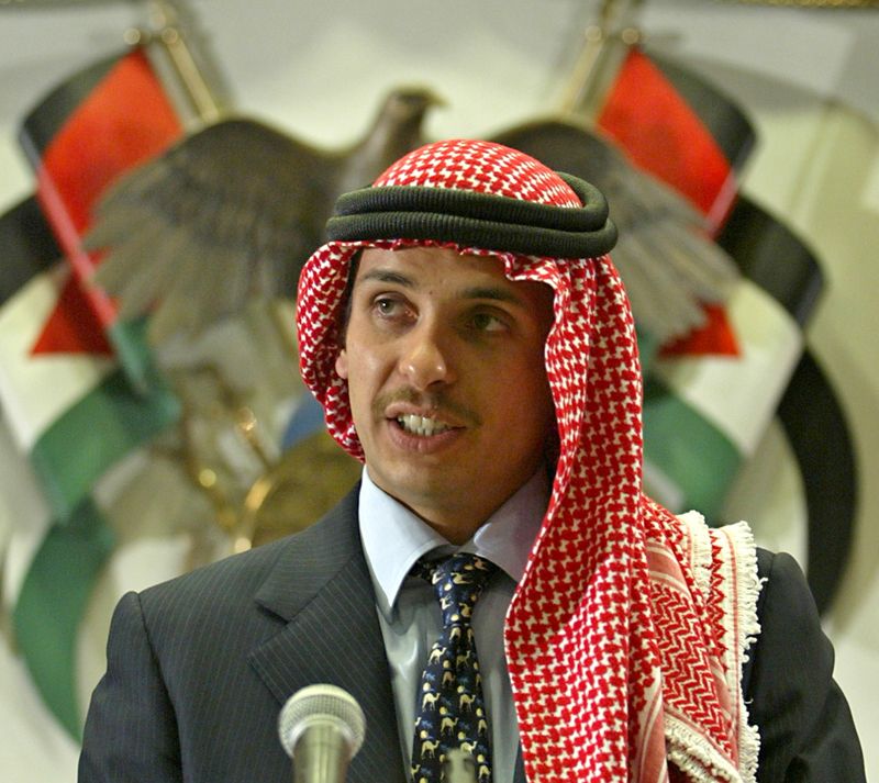 © Reuters. FILE PHOTO: Jordan's Crown Prince Hamza bin Hussein delivers a speech in Amman
