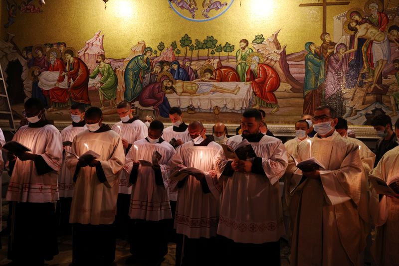 &copy; Reuters. Christian worshipers attend Easter Sunday Mass amid eased COVID-19 restrictions in Jerusalem&apos;s Old City