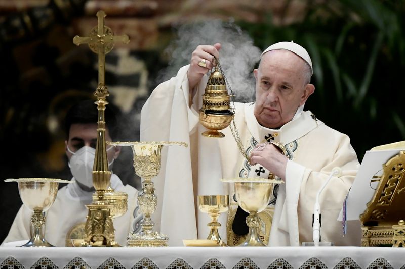 &copy; Reuters. El Papa Francisco encabeza la misa de Pascua en el Vaticano